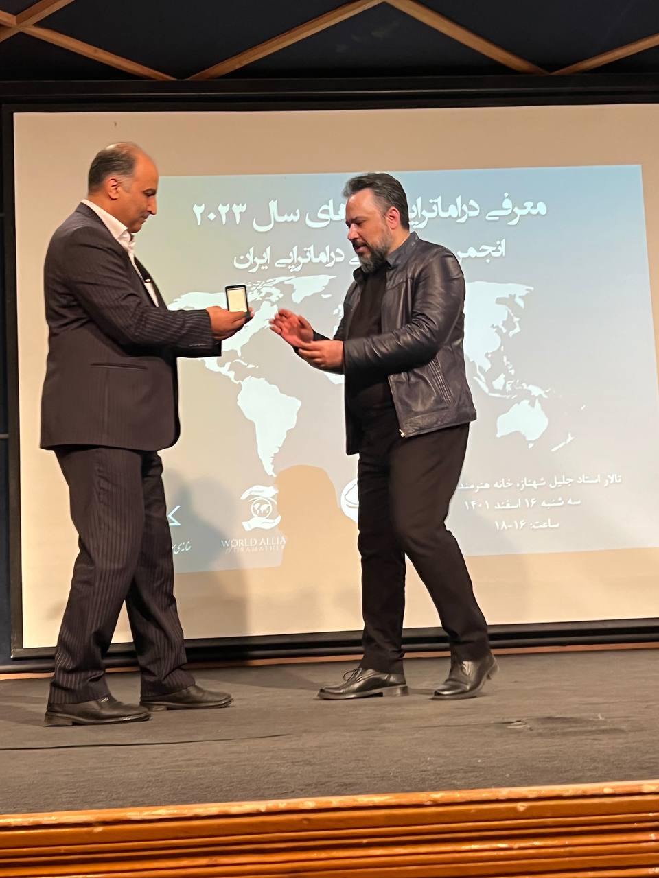 نشان بوعلیسینا اهدا شد نشان بوعلیسینا سال ۱۴۰۱ انجمن دراماتراپی ایران به دکتر هومن نامور اهدا شد