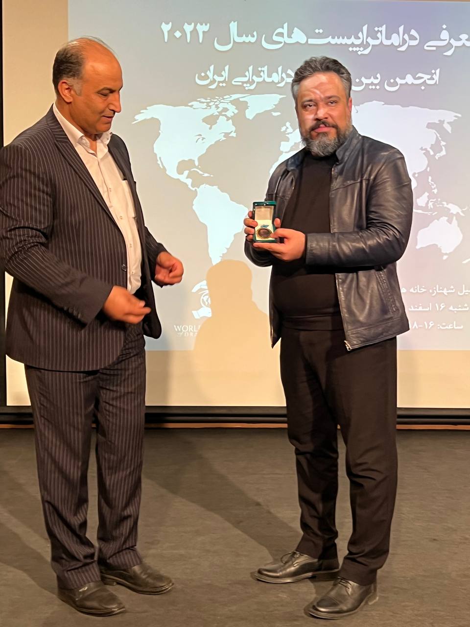 نشان بوعلیسینا اهدا شد نشان بوعلیسینا سال ۱۴۰۱ انجمن دراماتراپی ایران به دکتر هومن نامور اهدا شد