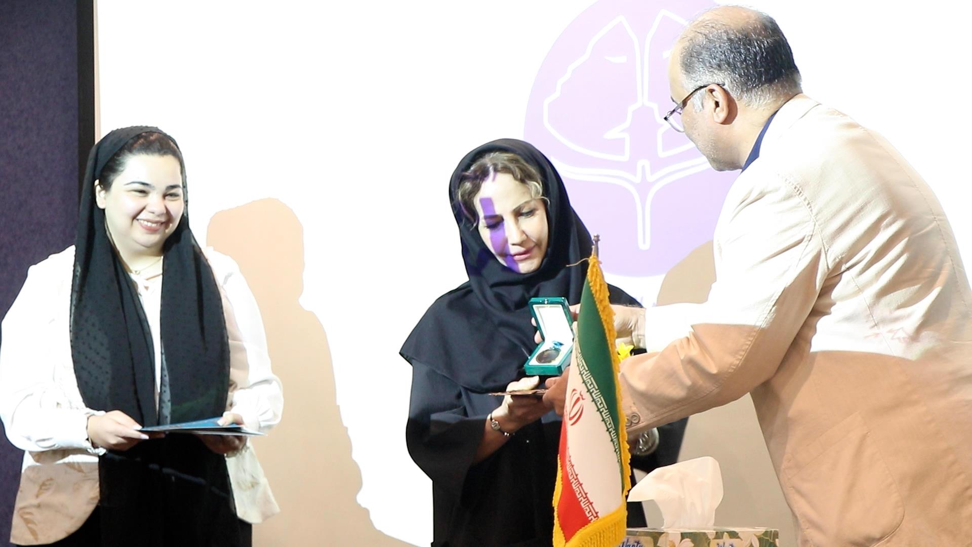  دکتر فاطمه (افسانه)مهدوی نشان بوعلی‌سینا را دریافت کرد 