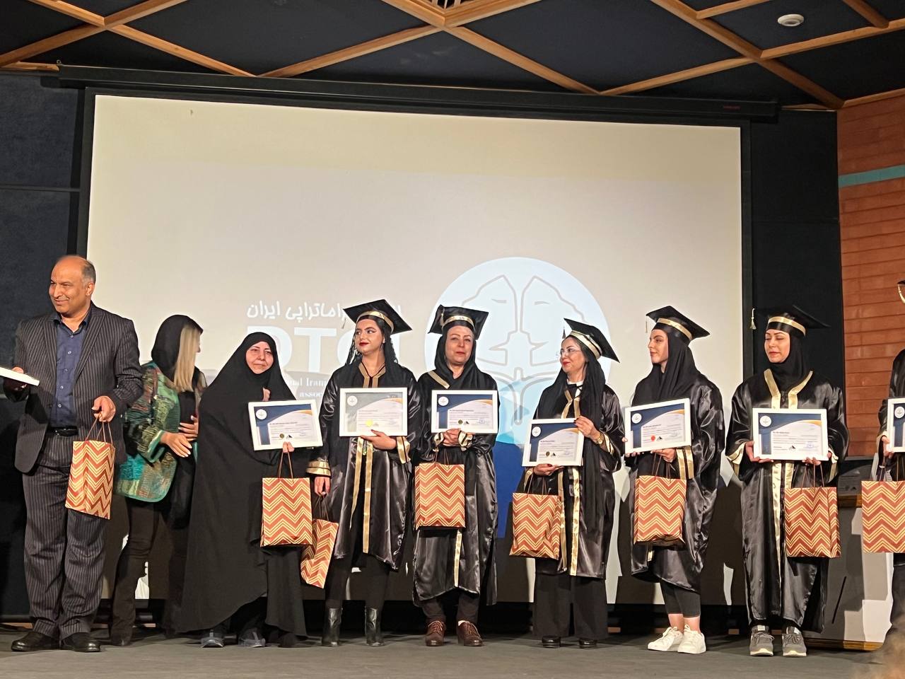 هفته جهانی دراماتراپی هفته جهانی دراماتراپی ۲۲_۲۸ اکتبر ۳۰ مهر تا شش آبان ۱۴۰۲